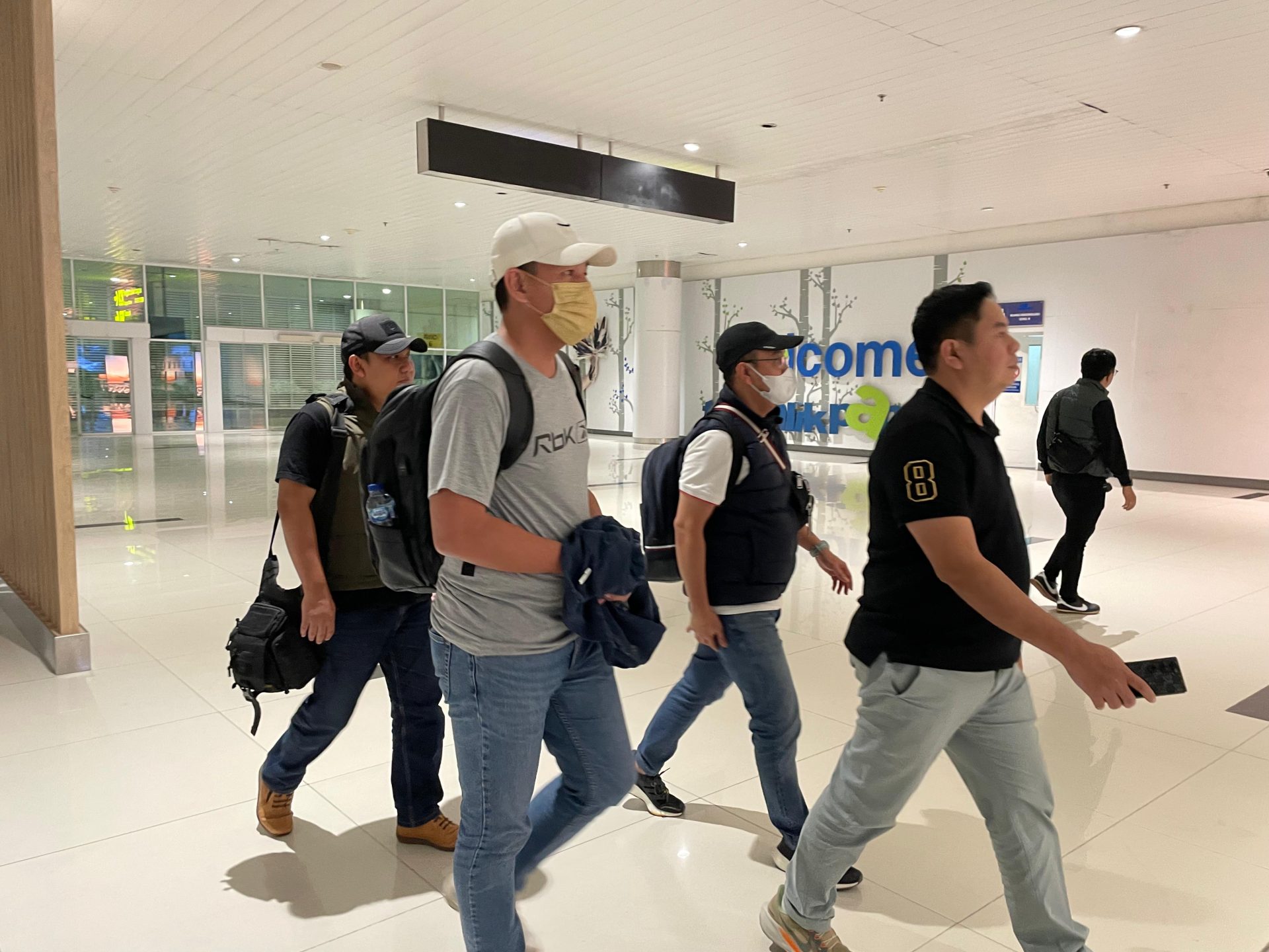 Direktur PT Multi Jaya Concept, Wendy ( topi putih ), ditangkap di Jakarta, terpidana korupsi yang merugikan keuangan Perusda PT Migas Mandiri Pratama Hilir Kalimantan Timur tiba di kantor Kejari Samarinda, Jum’at malam (23/5/2025).
( Foto : Istimewa )
