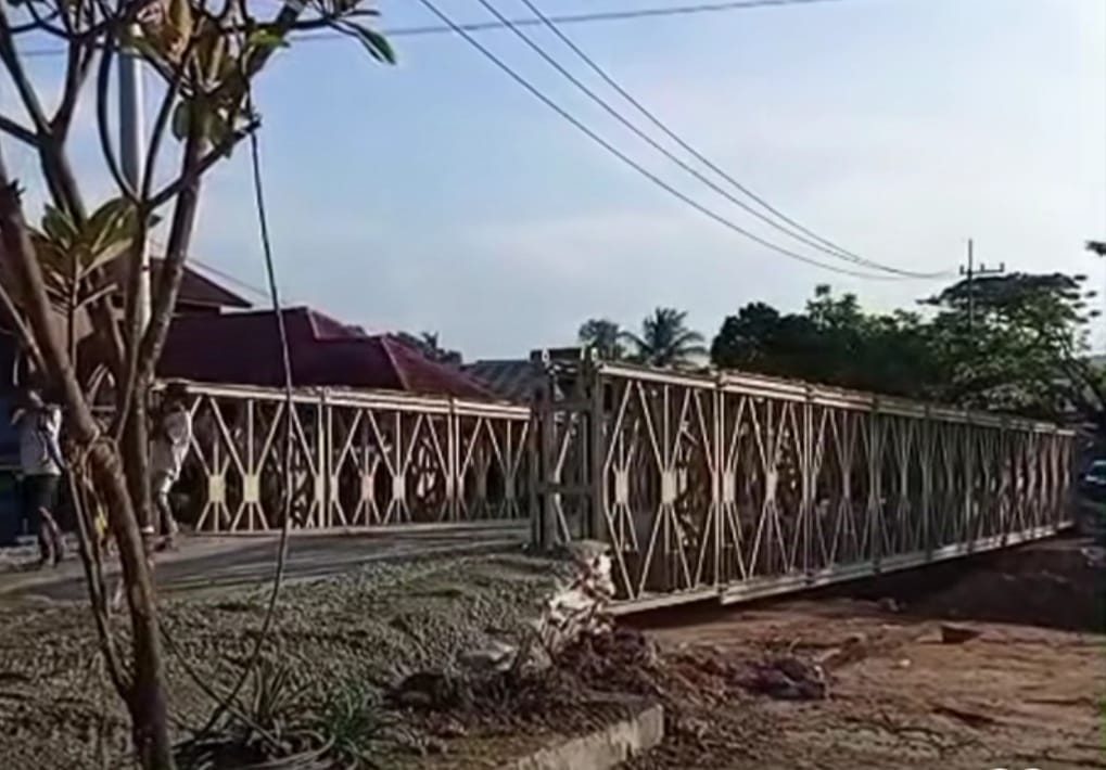 Jembatan Bailey pertama di Jalan HAMM Rifaddin, Samarinda. 
( Foto : Istimewa )