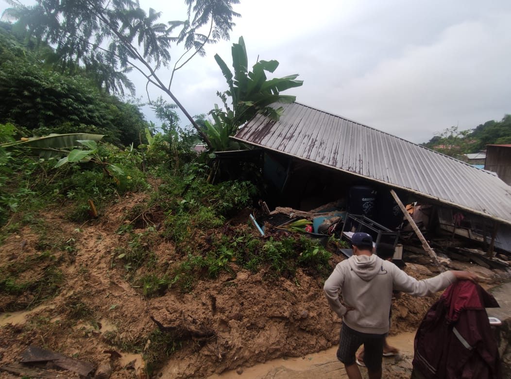 Longsor di di Jalan Gerilya, Gang Keluarga, RT 102, Selasa (27/5/2025)
( Foto : Din/Klausa )