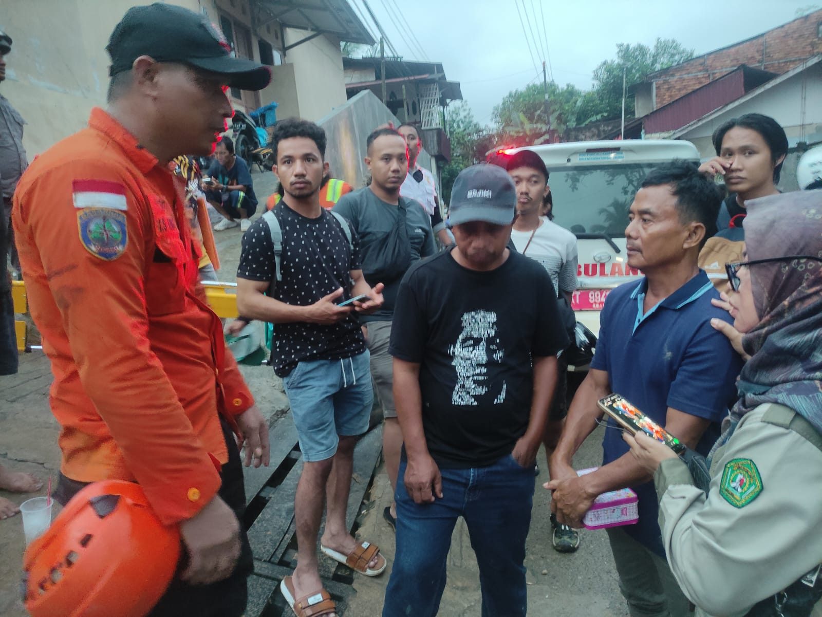 Komandan Tim Basarnas Samarinda, Iwan Setiawan Abbas, bersama warga terdampak tanah longsor, di Jalan Gerilya, Gang Keluarga, RT 102, Selasa (27/5/2025)
( Foto : Din/Klausa )