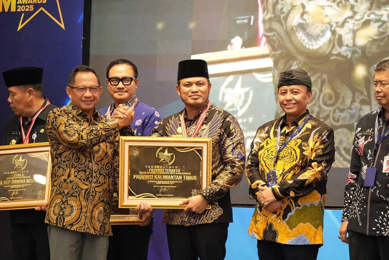 Menteri Dalam Negeri, Tito Karnavian, menyerahkan penghargaan penerapan Standar Pelayanan Minimal (SPM) Awards 2025 kepada Gubernur Kalimantan Timur, Rudy Mas'ud.
(Foto : Istimewa)