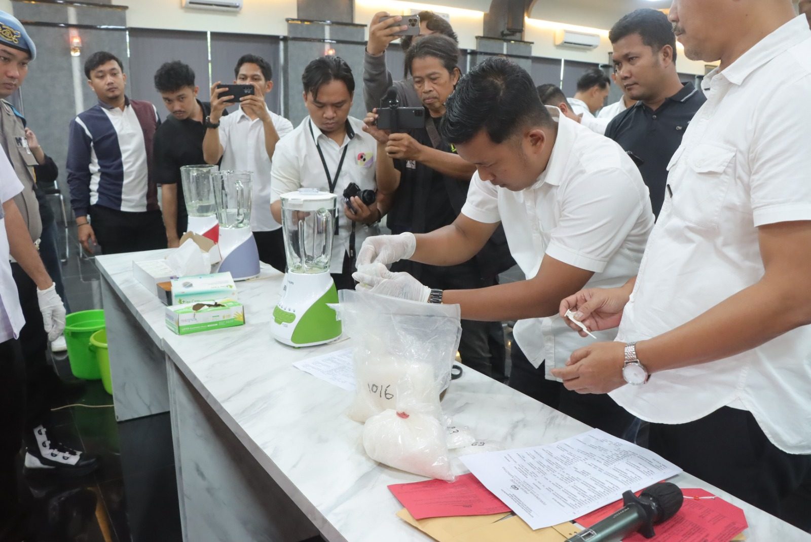 Kasat Resnarkoba, Kompol Bambang Suhandoyo, melaksanakan pemusnahan barang bukti narkotika. 
( Foto : Istimewa )