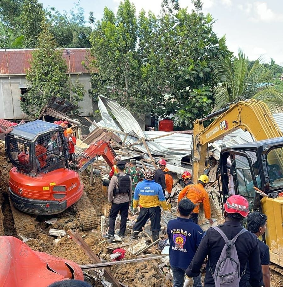 Evakuasi satu korban  yang terjebak longsor di Jalan Gerilya, Gang Keluarga, RT 102. 
( Foto : Istimewa )