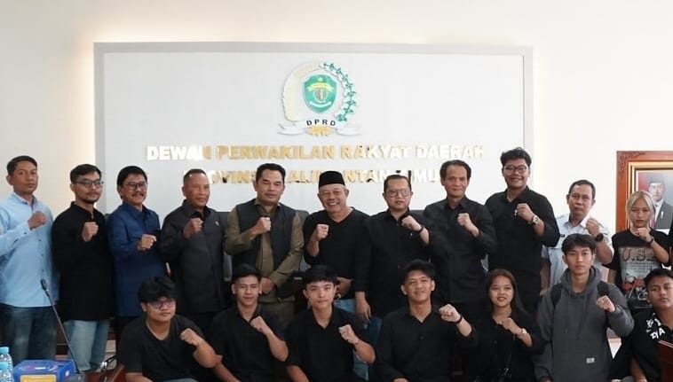 Ketua DPRD Kaltim, Hasanuddin Mas'ud bersama warga Mahakam Ulu.
( Foto : Istimewa )
