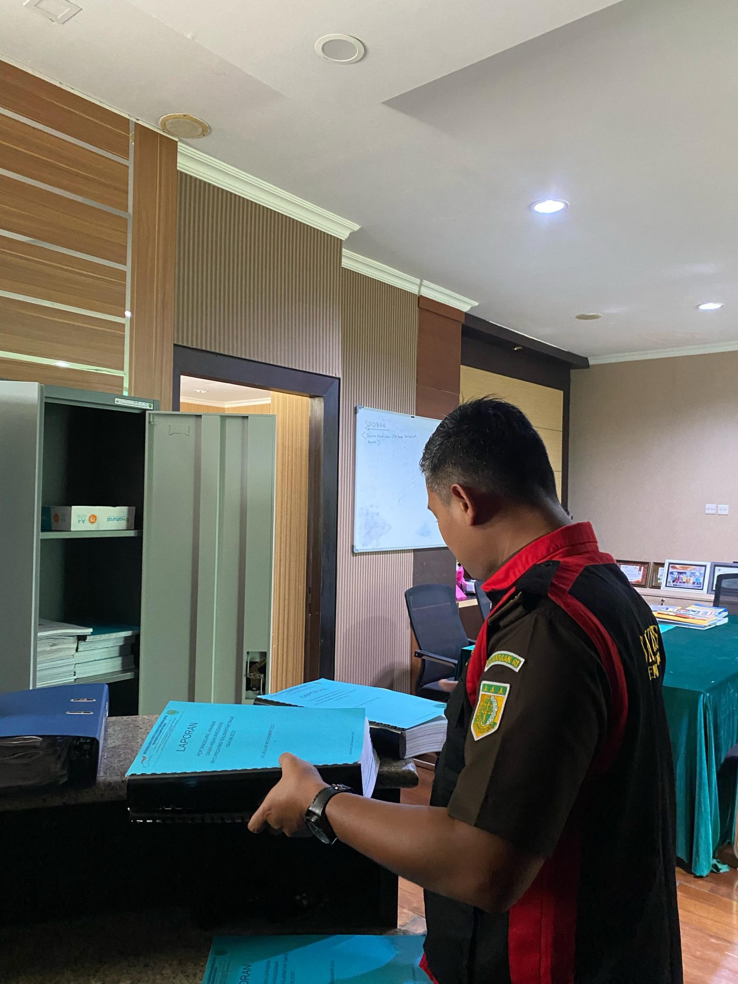 Kejaksaan Tinggi Kalimantan Timur, dalam penggeledahan dokumen bukti di Kantor Dispora Kaltim dan eks Kantor DBON.
( Foto : Istimewa )
