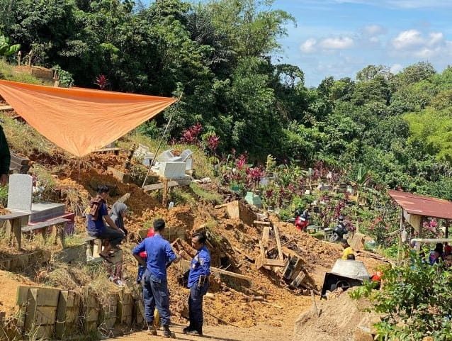 Area terdampak longsor di pemakaman Cempaka, Jl P. Suryanata, Samarinda Ulu.
( Foto : Din/Klausa )