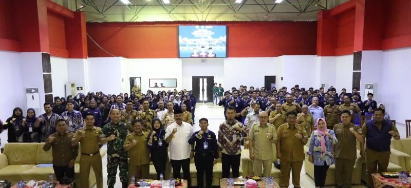 Bupati Kukar, Edi Damansyah membuka secara resmi Binlat bagi calon mahasiswa PKN STAN, di ruang serbaguna Dispora, Selasa (6/5/2025). (Foto: Yah/Klausa)