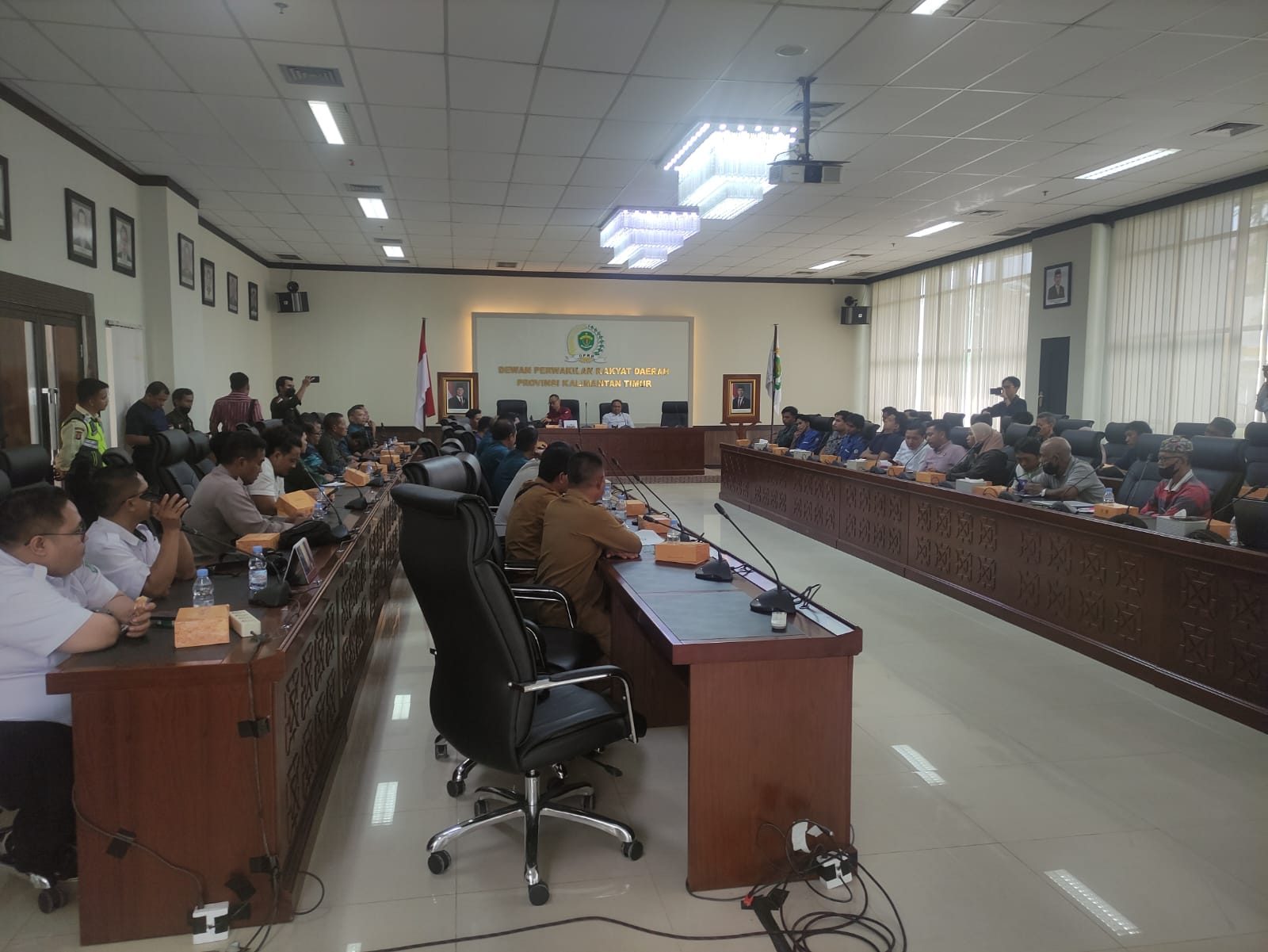 Suasana RDP terkait dugaan penyerobotan lahan milik warga oleh PT Multi Harapan Utama (MHU), yang berlangsung pada Senin (26/5/2025) di Gedung E DPRD Kaltim. 
( Foto : Din/Klausa )