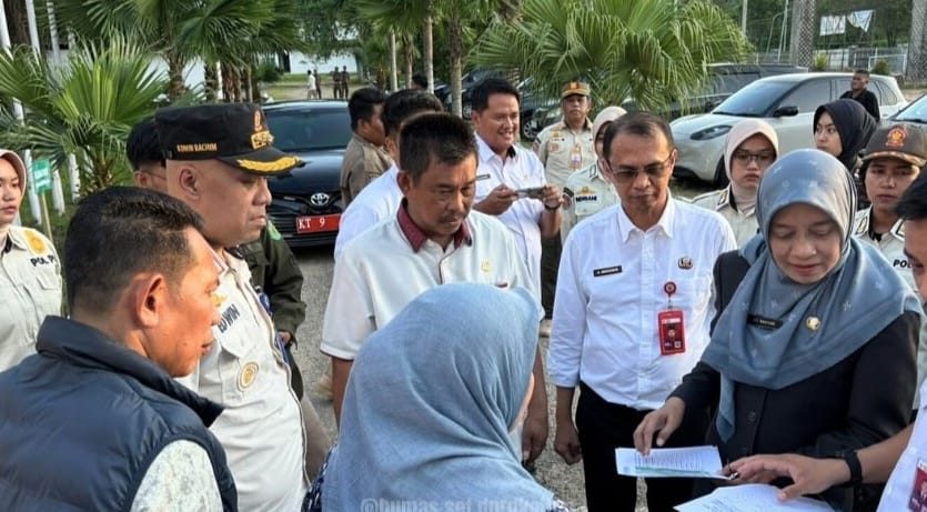 Ketua Komisi IV DPRD Kaltim H Baba dan anggota Komisi IV lainnya, bersama SekdaProv Kaltim, Sri Wahyuni, dalam peninjauan tempat relokasi SMAN 10 Samarinda.
( Foto : Istimewa )