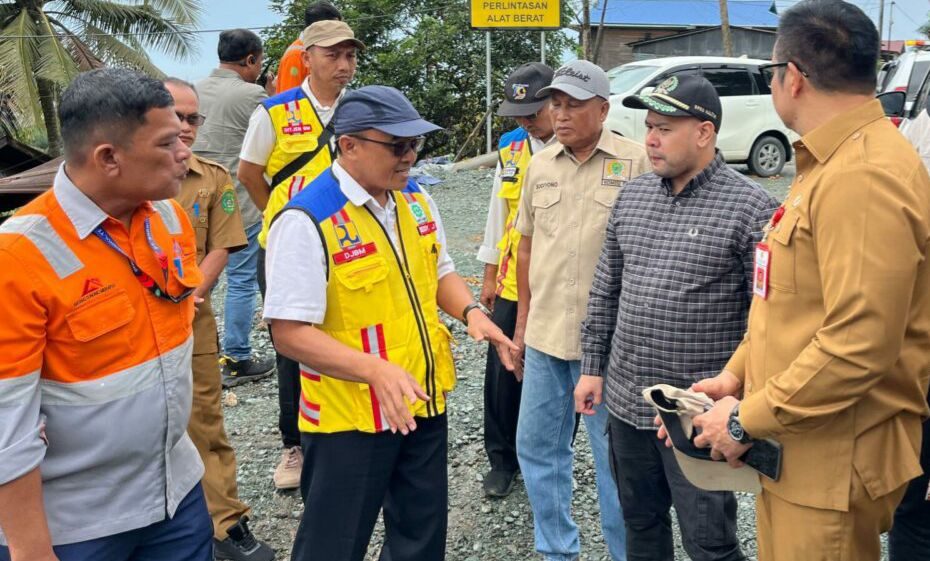 DPRD Kaltim meninjau lokasi terdampak longsor di Desa Batuah. (Foto: Yah/Klausa)