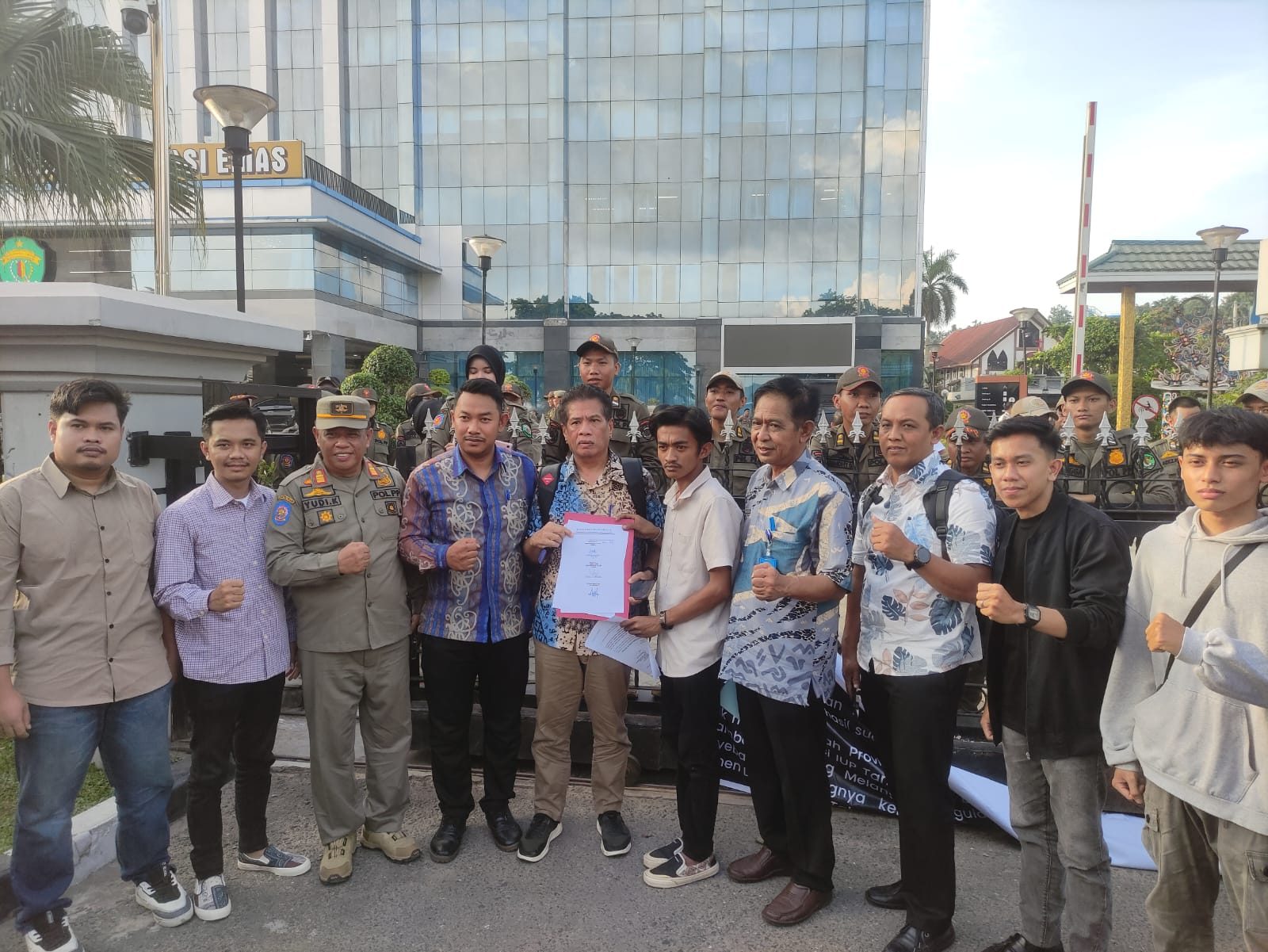 Koordinator Inspektur Tambang Kaltim, Djulson Sambo Kapuangan, beserta pihak terkait, menandatangi surat kesepakatan atas tuntutan dari Aliansi Pemuda Tani Jaya Bersatu.
( Foto : Din/Klausa )