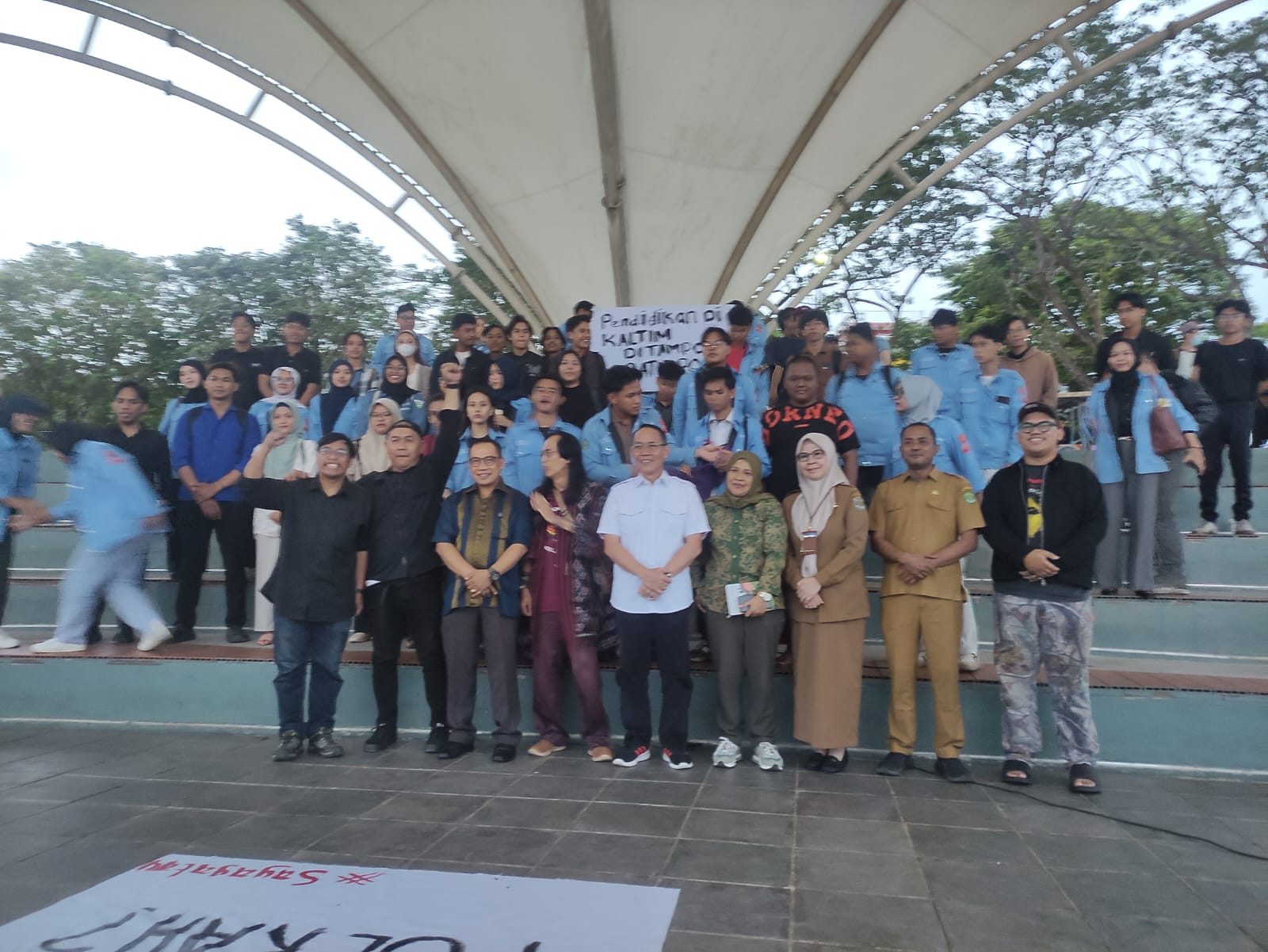 Diskusi publik, membahas masa depan program gratispol dalam dunia pendidikan, dihadiri berbagai elemen masyarakat.
( Foto : Din/Klausa )
