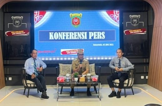 Andi Harun (tengah), bersama Kepala Disdikbud Samarinda, Asli Nuryadin (kanan) dan Plt Asisten, I Suwarso (kiri), dalam konferensi pers pengawasan SPMB 2025 di Balai Kota.
( Foto : Din/Klausa )