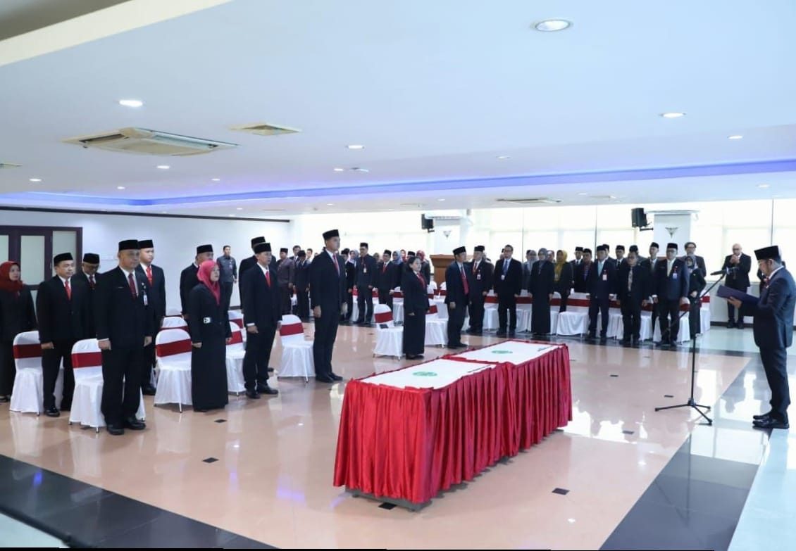 Gubernur Kaltim Rudy Mas'ud, dalam pelantikan 14 PNS di lingkungan Pemprov.
( Foto : Din/Klausa )
