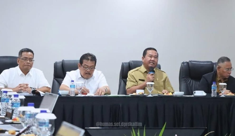 RDP Terkait Crossing Hauling PT KPC pada Selasa (29/4/2025), dihadiri Wakil Ketua I DPRD Kaltim Ekti Imanuel, Sekretaris Komisi III Abdurrahman KA, serta sejumlah anggota Komisi III DPRD Kaltim.
( Foto : Din/Klausa )
