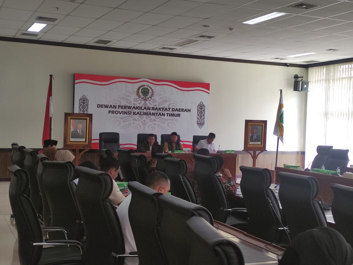 Rapat Dengar Pendapat (RDP) terkait tuntutan kompensasi lahan warga transmigran di Simpang Pasir, di Gedung E DPRD Kaltim pada Rabu (30/4/2025)
( Foto : Din/Klausa )