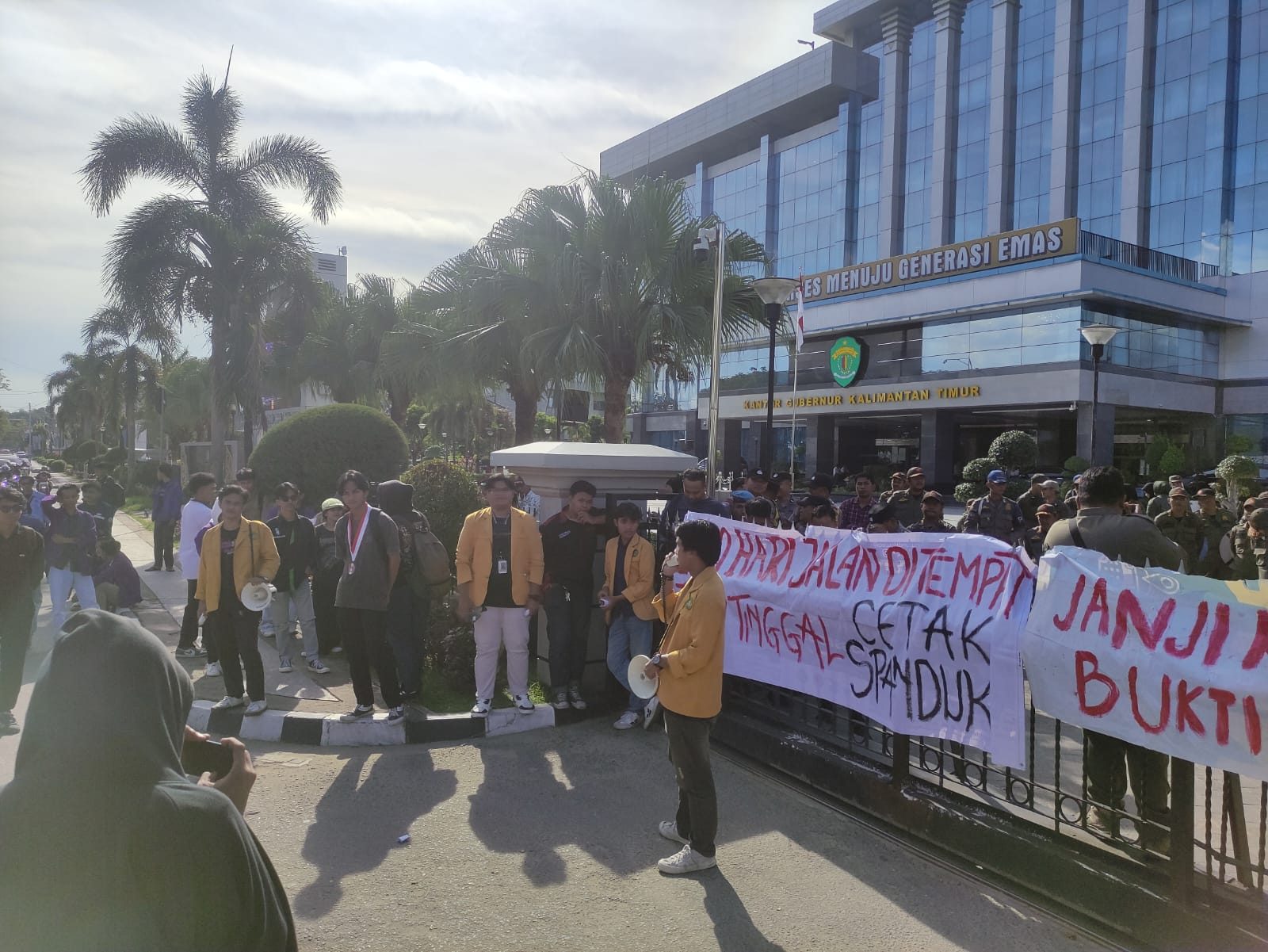 Puluhan Mahasiswa, tergabung dalam Aliansi Mahakam. Menggelar aksi demo di depan Kantor Gubernur Kalimantan Timur, Rabu (4/6/2025).
( Foto : Din/Klausa )