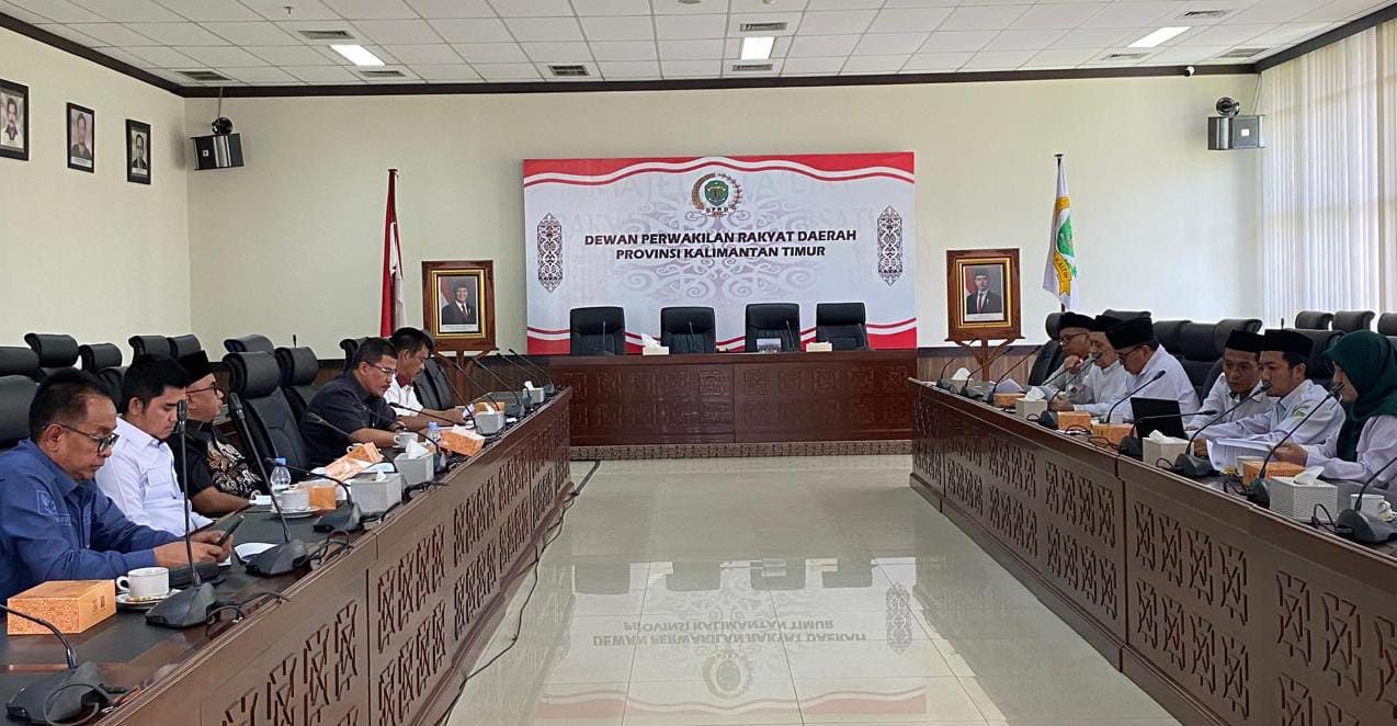 Komisi IV DPRD Kaltim Menggelar Rapat Dengar Pendapat (RDP) Bersama Kantor Wilayah Kementerian Agama (Kanwil-Kemenag) Kaltim dan Instansi Terkait, Senin (28/4/2025)
( Foto : Din/Klausa )