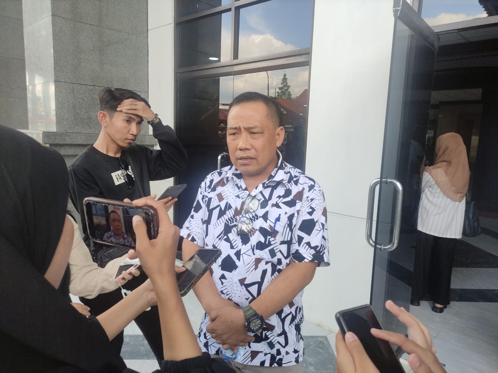 Anggota Komisi IV DPRD Kaltim, Sarkowi V. Zahry, menyerukan langkah tegas terhadap perambahan ilegal  di KHDTK Unmul.
( Foto : Din/Klausa )