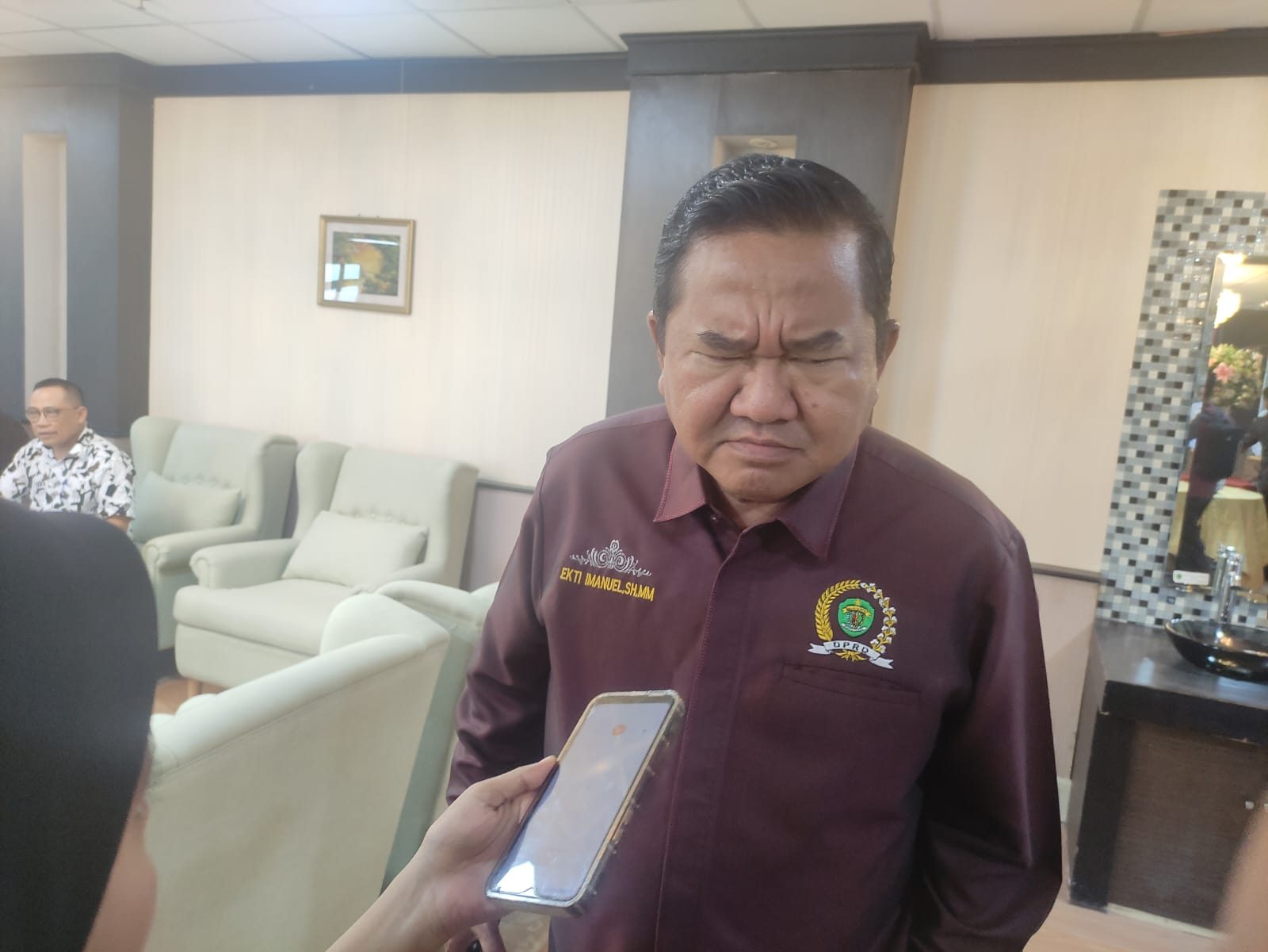Wakil Ketua DPRD Kaltim, Ekti Immanuel, Membahas Rencana RDP Kasus Tambang KHDTK Unmul.
( Foto : Din/Klausa )