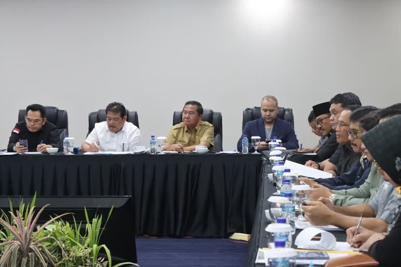 Komisi III Rapat Bersama Dinas ESDM Kaltim, Tindaklanjuti Surat dari Front Mahasiswa Kabupaten Berau
( Foto : Istimewa )