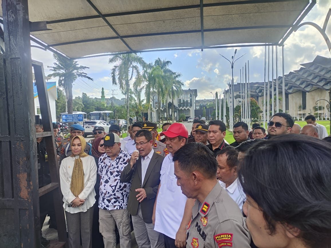 Sekretaris Komisi IV DPRD Kaltim, Darlis Pattalongi, Mediasi Dengan Mahasiswa Fahutan Unmul Dalam Aksi Demo Menuntut Penyelesaian Kasus Tambang Ilegal KHDTK ( 30/4/2025 ).
( Foto : Din/Klausa )