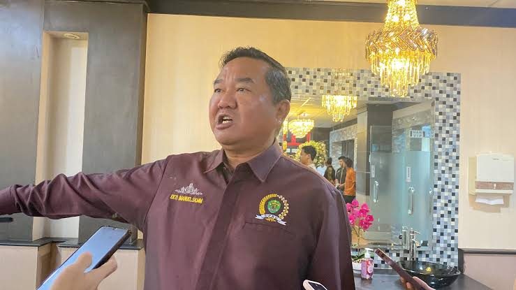 Wakil Ketua DPRD Kaltim, Ekti Imanuel, Menegaskan Dukungan Penuh terhadap Langkah Kejaksaan Tinggi (Kejati) Kalimantan Timur dalam Mengusut Tuntas Insiden Tabrakan Jembatan Mahakam.
( Foto : Din/Klausa )