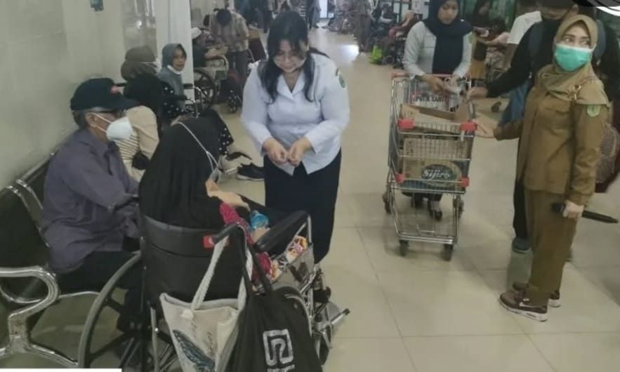 Antrean Pasien Di Ruang Instalasi Gawat Darurat (IGD), Sebelum Mendapatkan Kamar Rawat Inap Di Rumah Sakit AWS.
( Foto : Istimewa )
