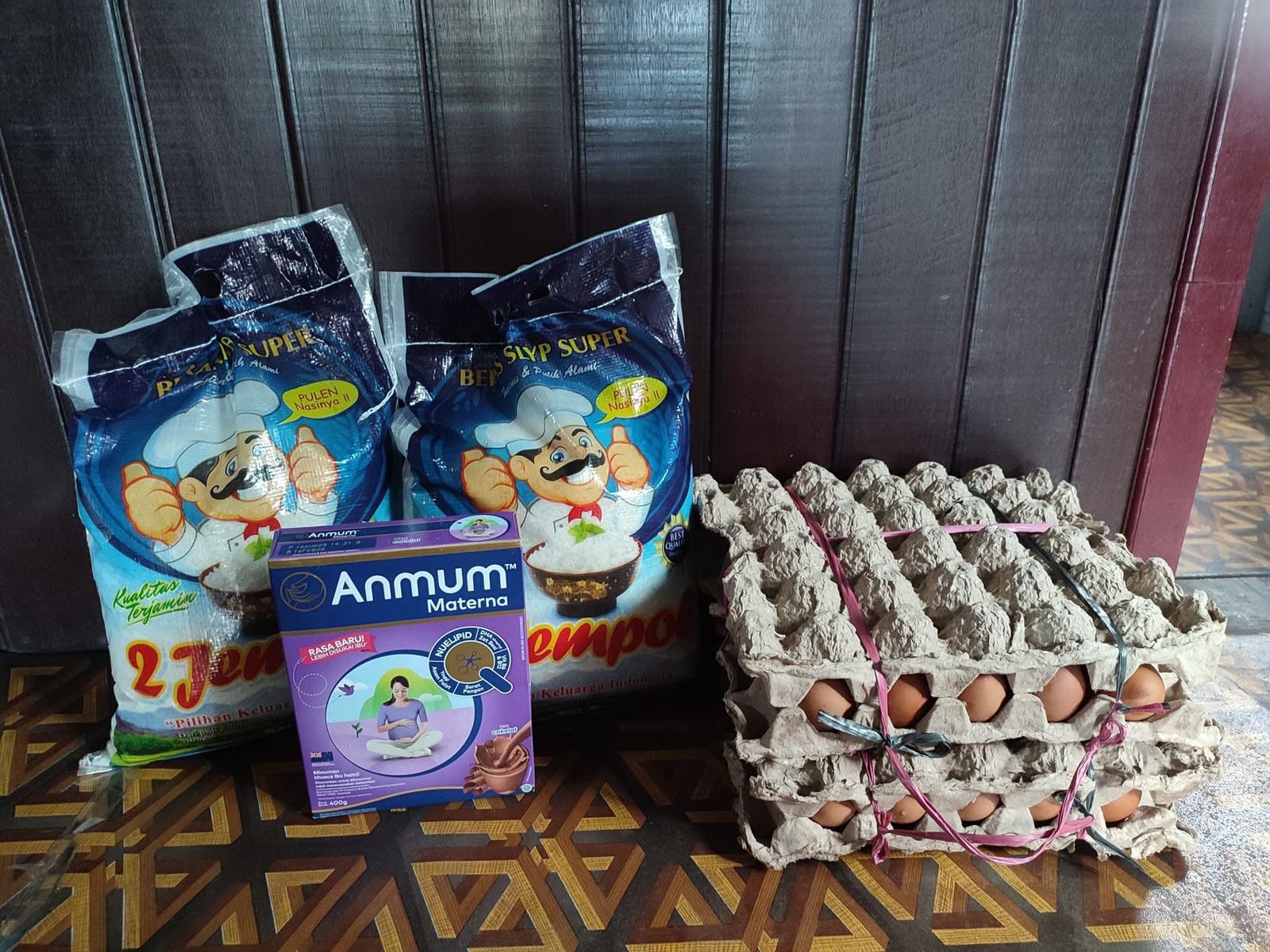 Kecamatan Sebulu Salurkan Bantuan Sosial bagi Warga Kurang Mampu. (Foto: Yah/Klausa)