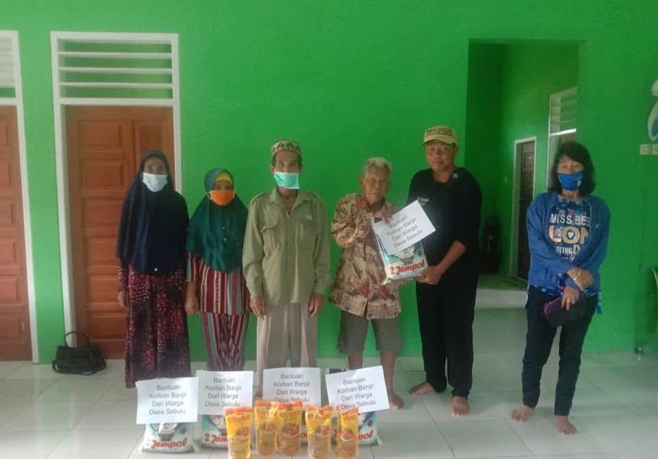 Pemberian bantuan sosial di Sebulu. (Foto: Yah/Klausa)