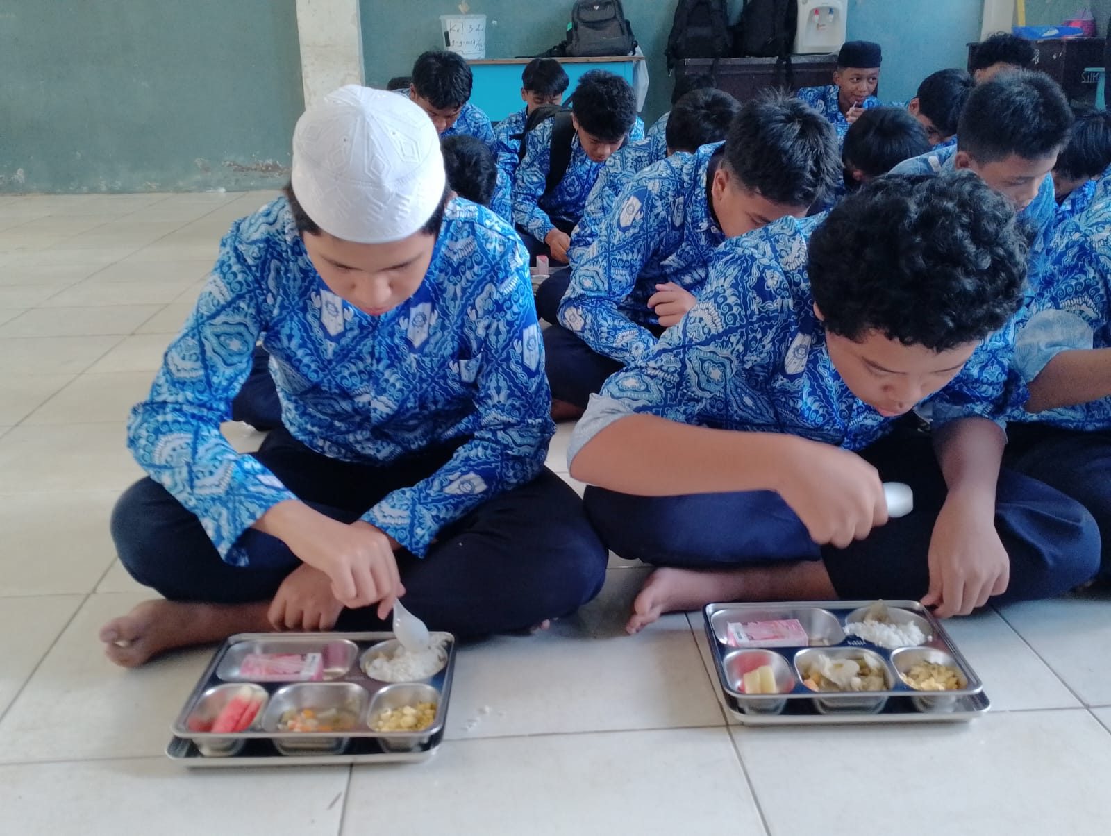 Siswa SMP Muhammadiyah 4 Samarinda, menerima Program Makan Bergizi Gratis (MBG).
( Foto : Din/Klausa )