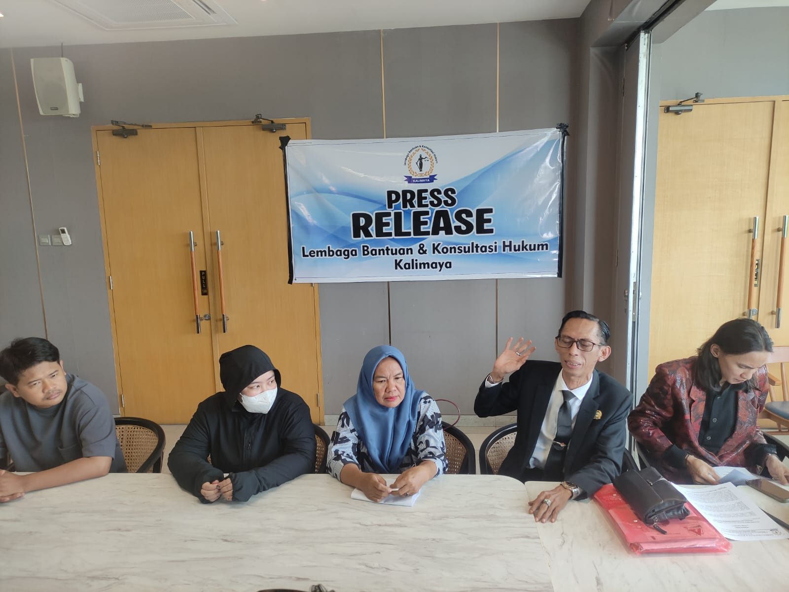 Press Release LBH Kalimaya, diwakili Kuasa Hukum Agus Amri, bersama keluarga korban penembakan di kelab malam di Samarinda.
( Foto : Din/Klausa )