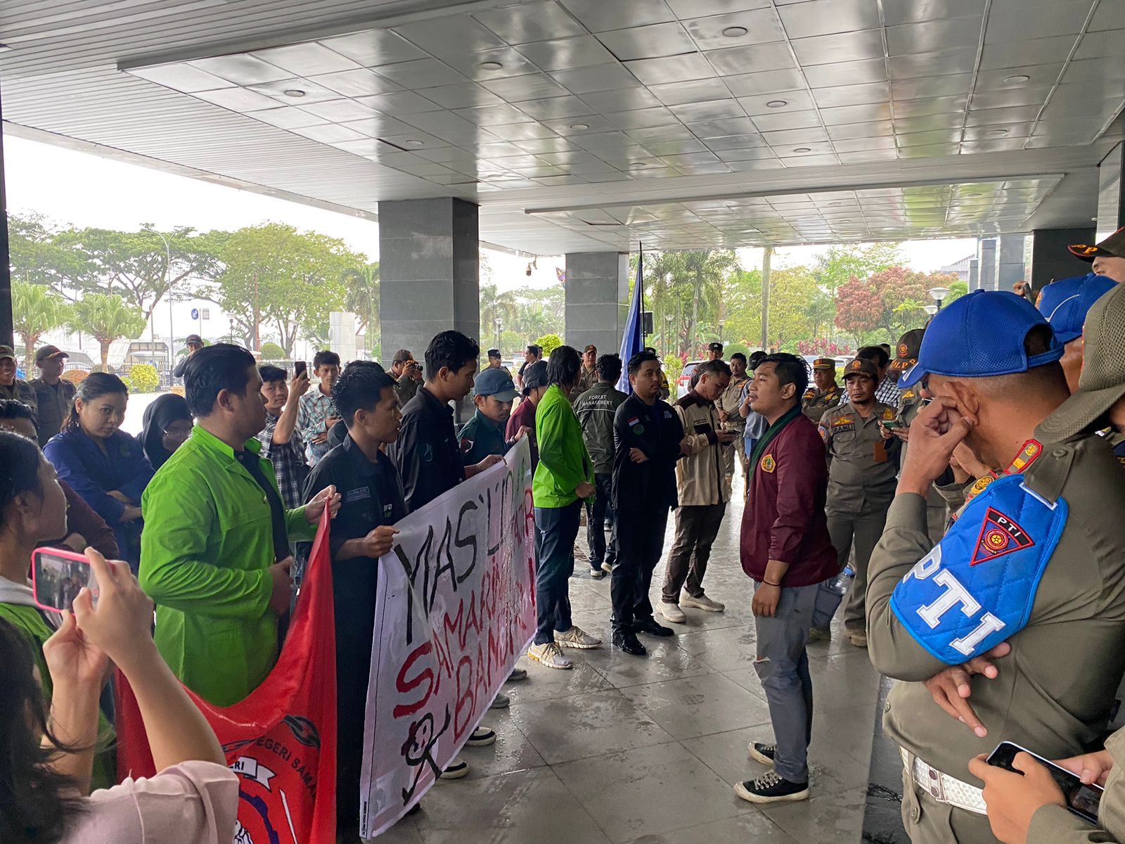 Puluhan demonstran Aliansi Gerakan Kalimantan Timur Melawan Diam, menggelar aksi unjuk rasa di depan Kantor Gubernur Kalimantan Timur, Jl Gajah Mada, Samarinda.
( Foto : Din/Klausa )