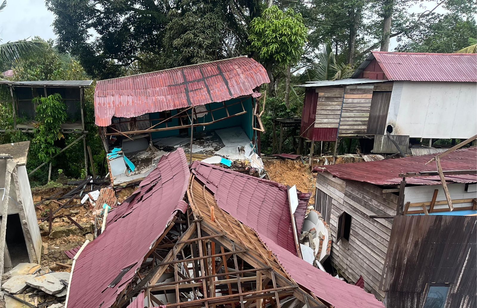 Kondisi tanah longsor di Desa Batuah. (Foto: Istimewa)