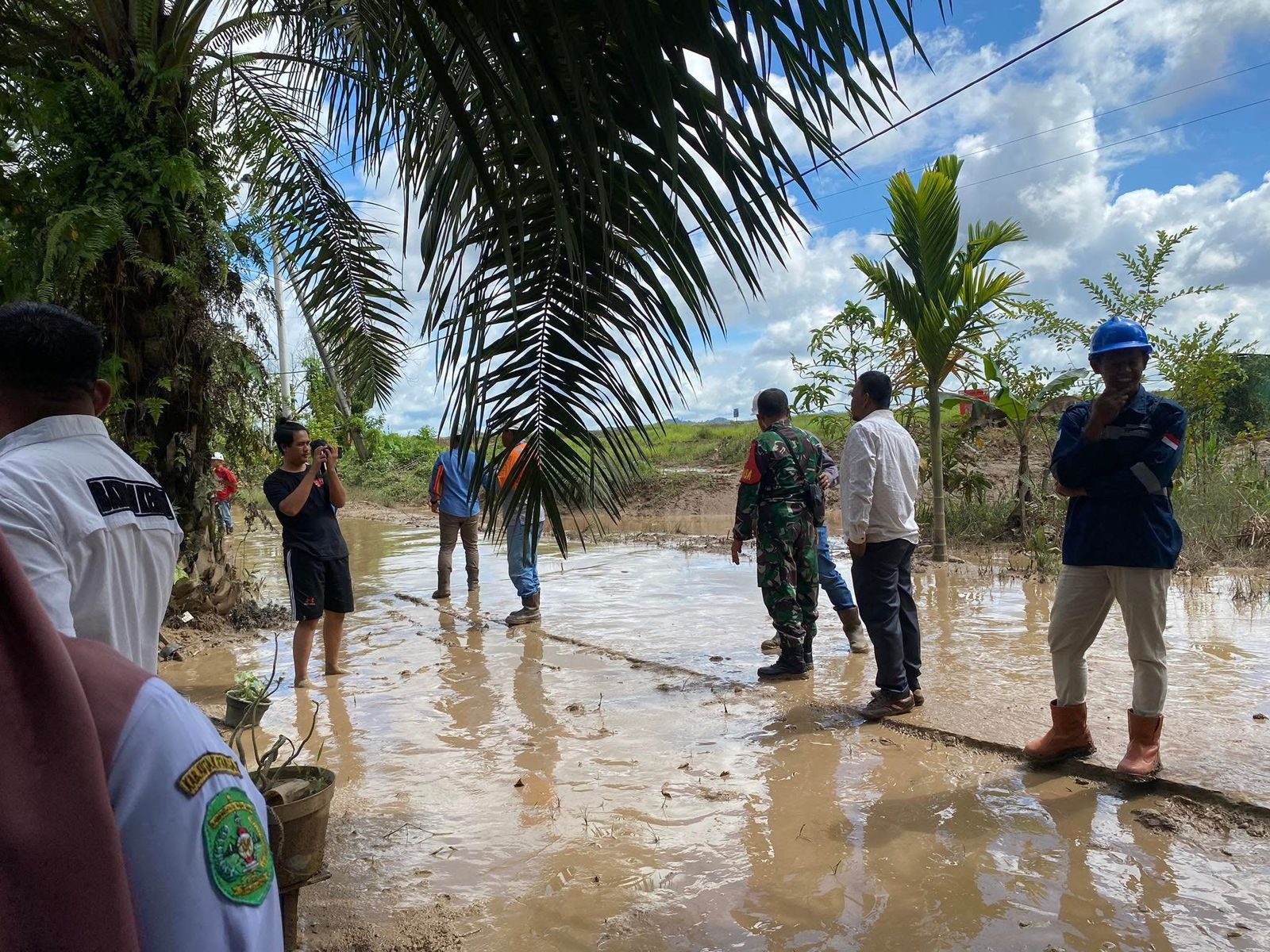 Kepala Desa Batuah, Abdul Rasyid saat melakukan tinjauan warga sekitar terdampak banjir. (Foto: Yah/Klausa)