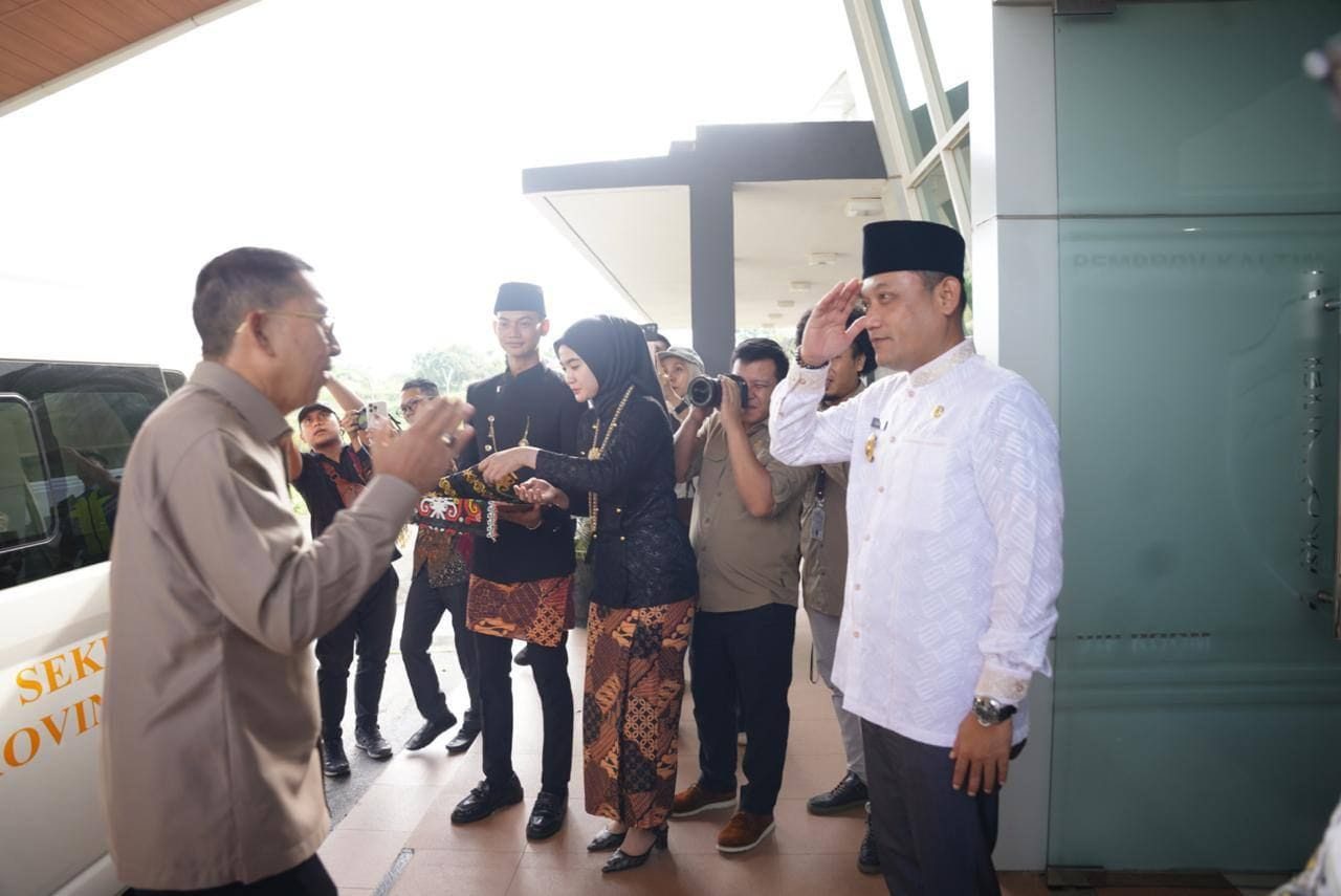 Wakil Gubernur Kaltim, Seno Aji, menyambut kunjungan Menteri Kebudayaan Republik Indonesia, Fadli Zon di Bandara APT Pranoto Samarinda.
( Foto : Istimewa )