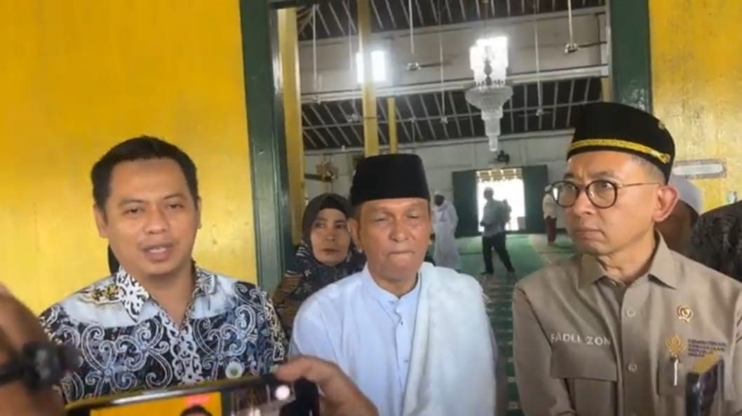 Menteri Kebudayaan Fadli Zon (kanan dan Plt Kadisdikbud Kaltim Rahmat Ramadhan (kiri), melaksanakan salat Jum'at (30/5/2025) di Masjid Shiratal Mustaqiem Samarinda Seberang.
( Foto : Din/Klausa )