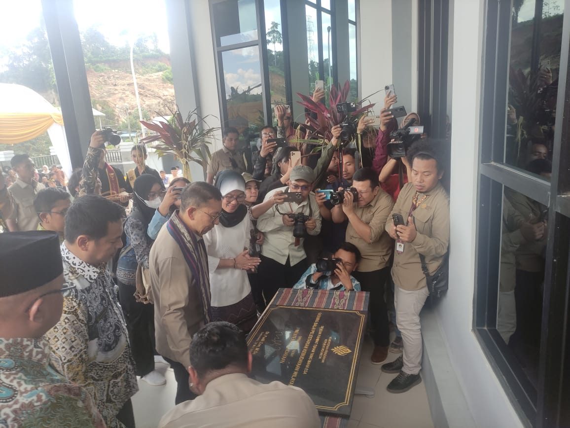 Plt Kepala Dinas Pendidikan dan Kebudayaan (Disdikbud) Provinsi Kaltim, Rahmat Ramadhan, turut mendampingi Menteri Kebudayaan Republik Indonesia, Fadli Zon dalam peresmian gedung baru Balai Pelestarian Kebudayaan (BPK) Wilayah XIV Kaltim.
( Foto : Din/Klausa )