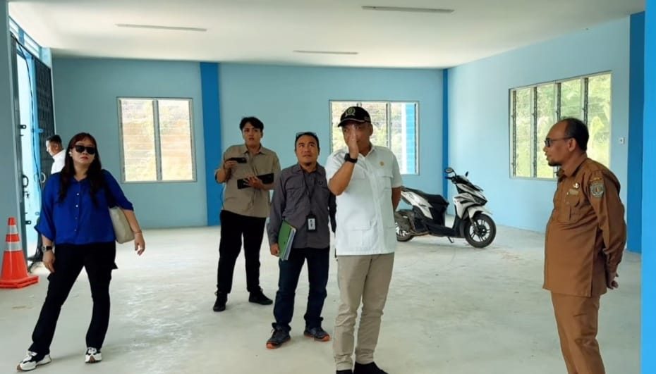 Ketua Pansus LKPj, Agus Suwandy, bersama Anggota Pansus, meninjau progres pembangunan di SMK Negeri 6 Semoi 2 dan SMK Negeri 1 Bukit Raya, Kecamatan Sepaku, Kabupaten Penajam Paser Utara.
( Foto : Istimewa )