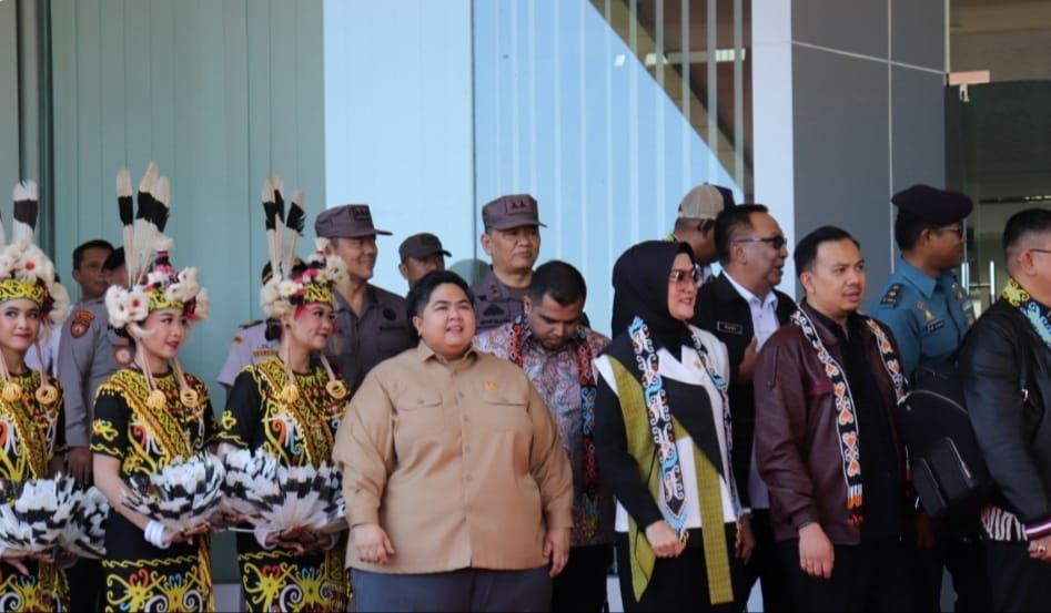 Wakil Ketua DPRD Provinsi Kalimantan Timur, Ananda Emira Moeis, menyambut kedatangan Tim Kunjungan Kerja Komisi III DPR RI di VIP Room Bandara Sultan Aji Muhammad Sulaiman (SAMS) Sepinggan Balikpapan, Kamis (8/5/2025).
( Foto : Istimewa )
