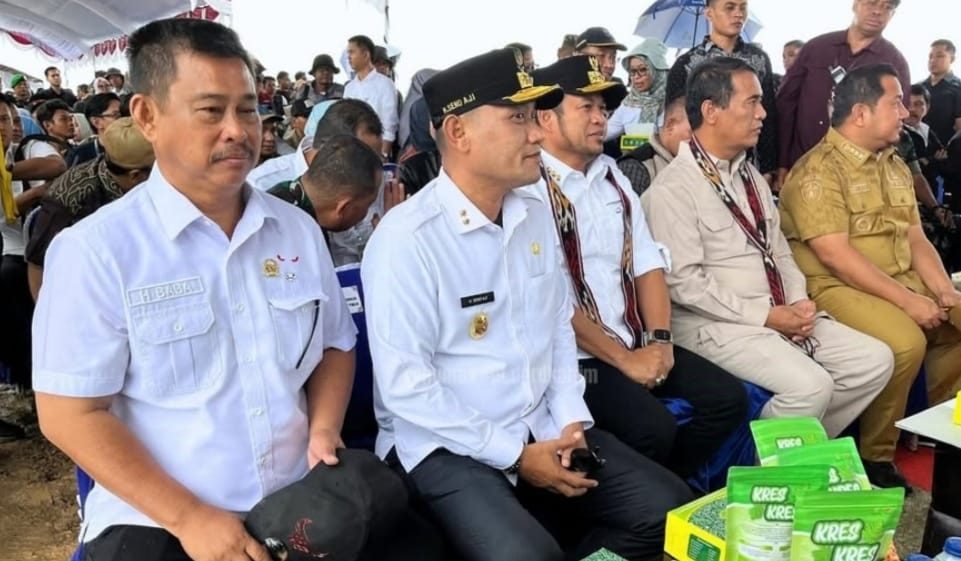 Ketua Komisi IV DPRD Kalimantan Timur, H. Baba, mewakili pimpinan DPRD Kaltim, mendampingi kunjungan kerja Menteri Pertanian Republik Indonesia, Andi Amran Sulaiman, ke Desa Gunung Mulia, Kecamatan Babulu, Kabupaten Penajam Paser Utara (PPU), pada Jumat (9/5/2025).
( Foto : Istimewa )