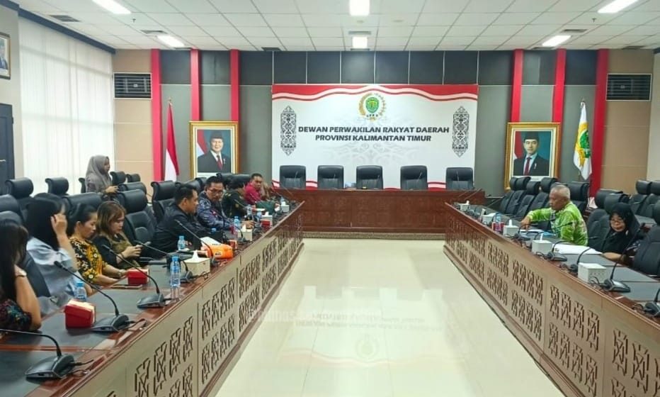 Bagian Umum dan Keuangan Sekretariat DPRD Kaltim, Hardiyanto, menerima kunjungan kerja dari DPRD Kabupaten Kutai Barat (Kubar) pada Kamis (15/5/2025), bertempat di Gedung E, Kantor DPRD Kaltim.
( Foto : Istimewa )