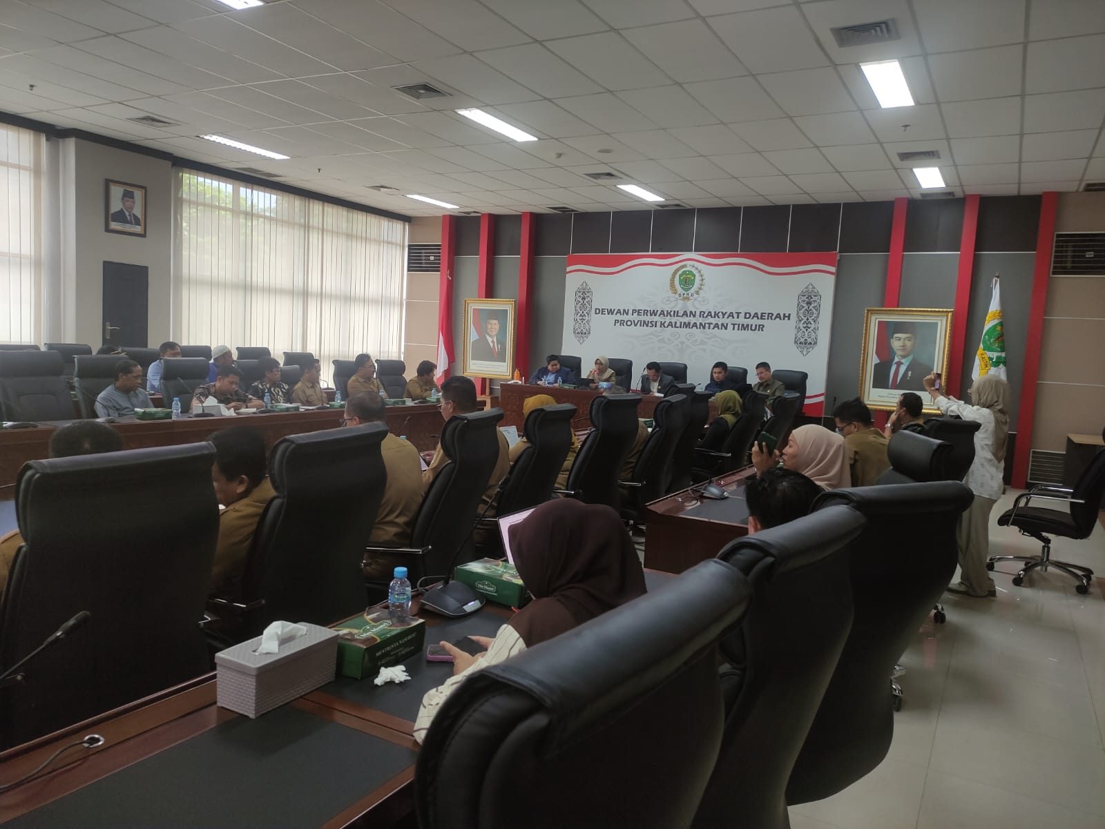 Situasi RDP Komisi IV DPRD Kaltim bersama Sekdaprov Kaltim, Sri Wahyuni, Senin (19/5/2025), di Gedung E DPRD Kaltim.
( Foto : Din/Klausa )