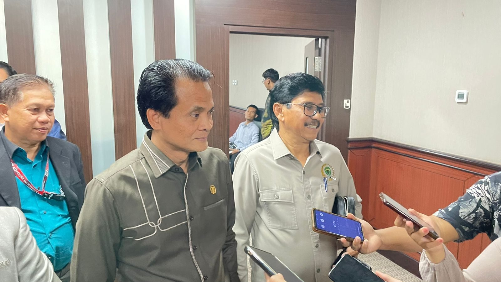 Ketua BK DPRD Kaltim, Subandi, bersama anggota Ikatan Advokat Indonesia (Ikadin)
( Foto : Istimewa )