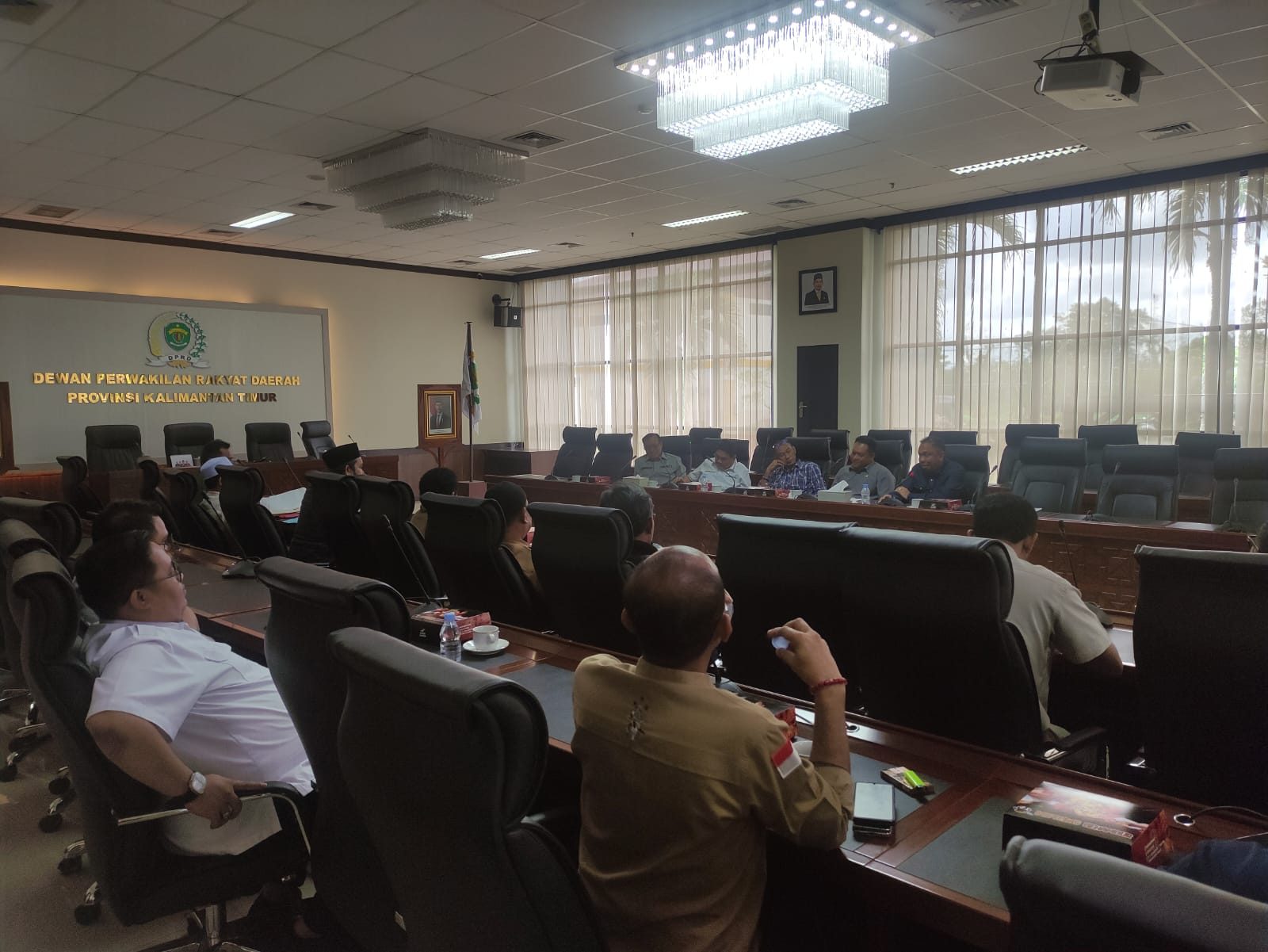 Komisi I DPRD Kalimantan Timur menggelar Rapat Dengar Pendapat (RDP), Selasa (10/6/2025), guna menindaklanjuti laporan sengketa kepemilikan tanah Hairil Usman, di Ruang Rapat Gedung E.
( Foto : Din/Klausa )
