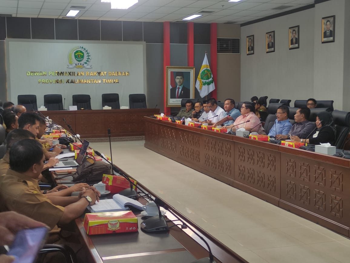 Komisi IV DPRD Kaltim menggelar RDP bersama Disdikbud Kaltim. Bahas SPMB tahun ajaran 2025/2026, di Ruang Rapat Gedung E.
( Foto : Din/Klausa )