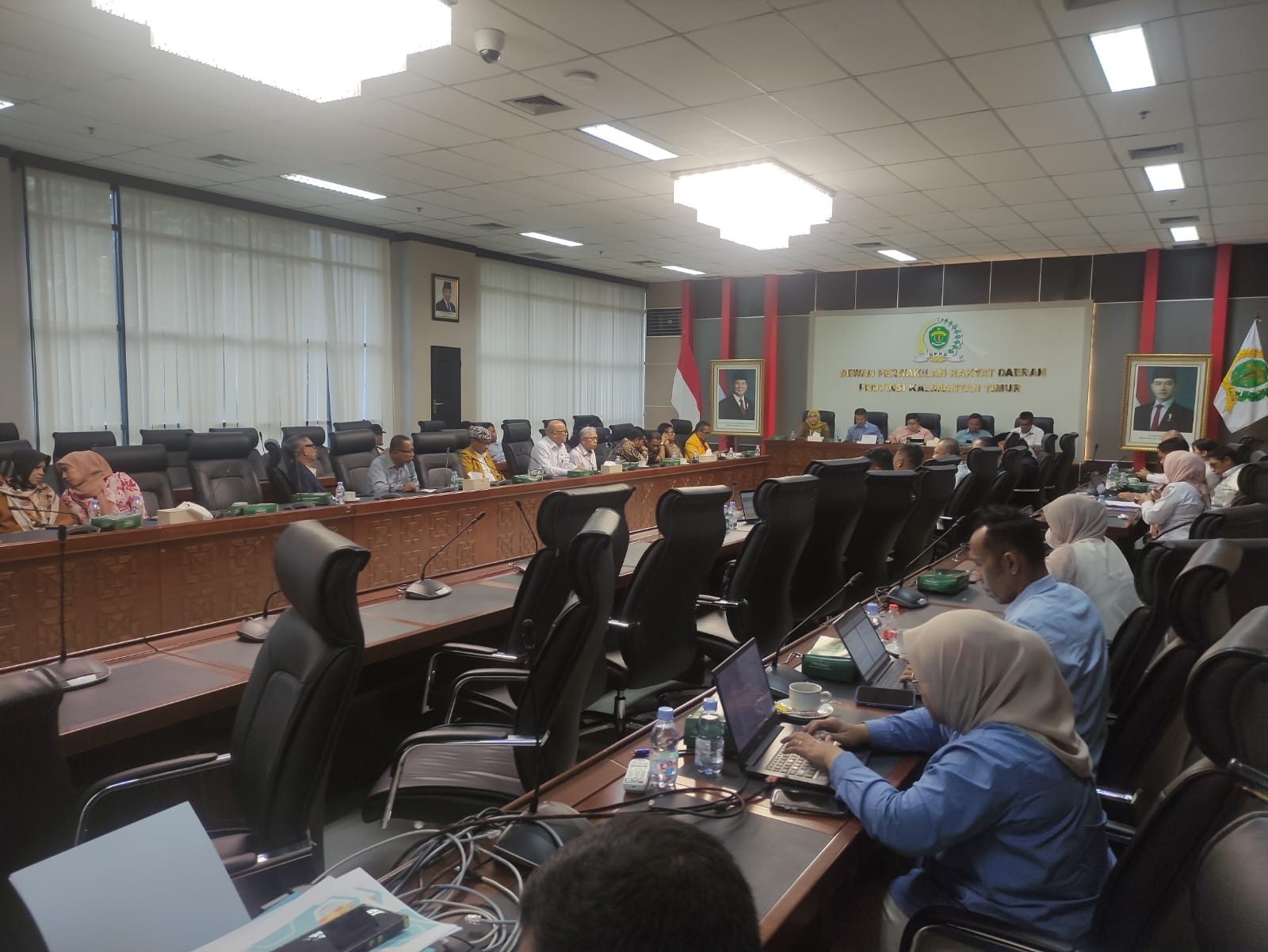 RDP Komisi IV DPRD Kaltim, bersama Biro Kesra Kaltim dan Perwakilan Perguruan Tinggi di Kaltim, di ruang rapat Gedung E.
( Foto : Din/Klausa )