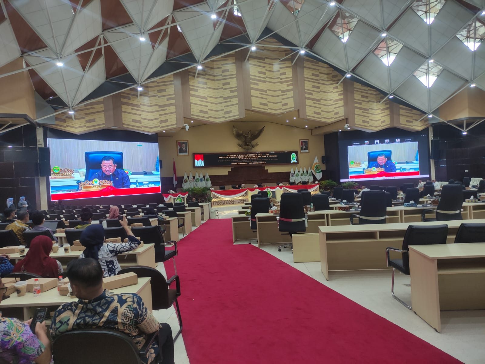 Penyampaian Nota Keuangan dan Rancangan Peraturan Daerah (Ranperda) tentang Pertanggungjawaban Pelaksanaan APBD Tahun Anggaran 2024 dalam Rapat Paripurna ke-18 DPRD Kaltim yang digelar di Gedung Utama DPRD Kaltim.
( Foto : Din/Klausa )
