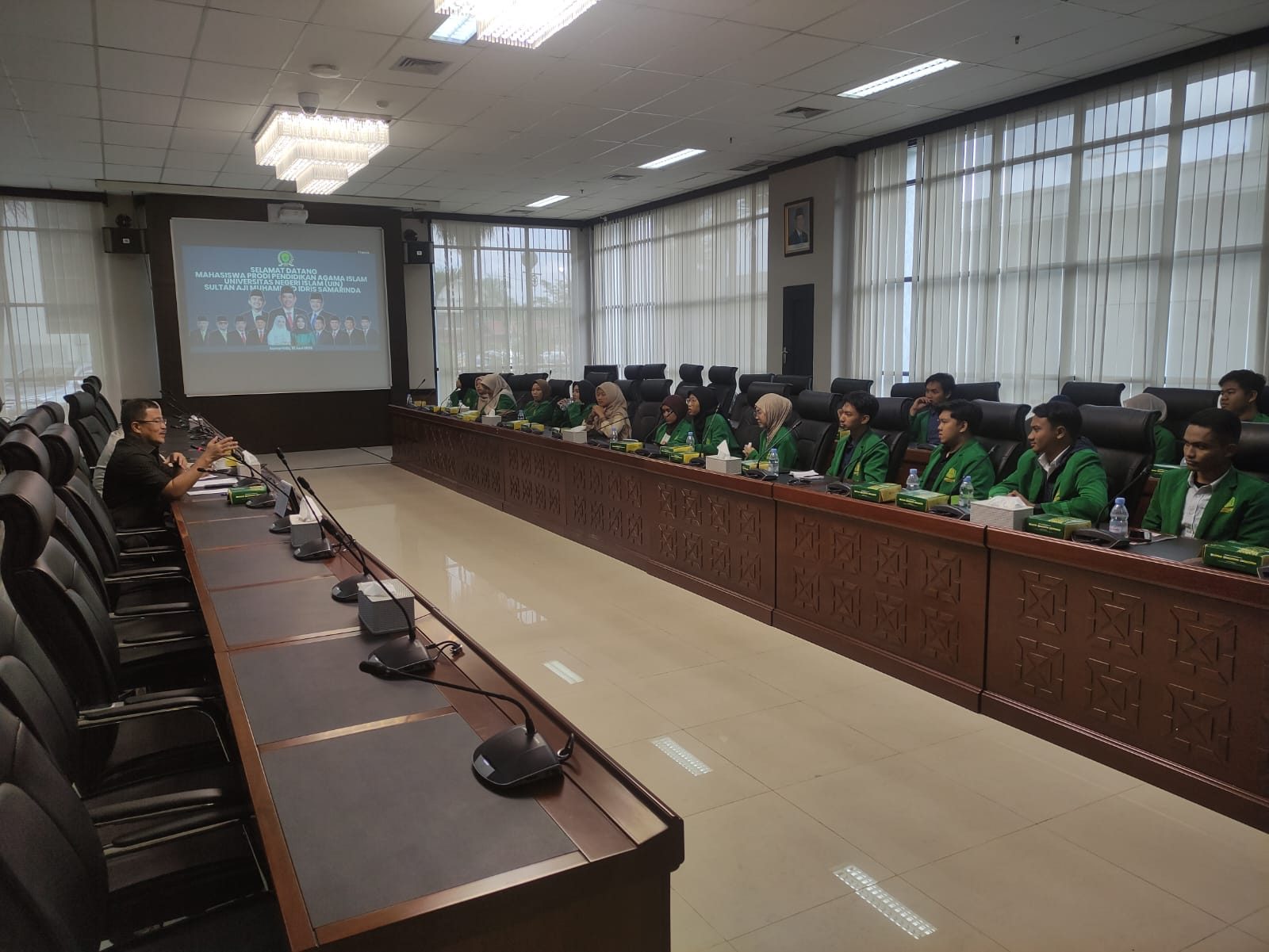 Mahasiswa Program Studi PAI dari UINSI Samarinda melakukan audiensi dengan anggota DPRD Kalimantan Timur pada Kamis (12/6/2025). Pertemuan berlangsung di Gedung E DPRD Kaltim.
( Foto : Din/Klausa )