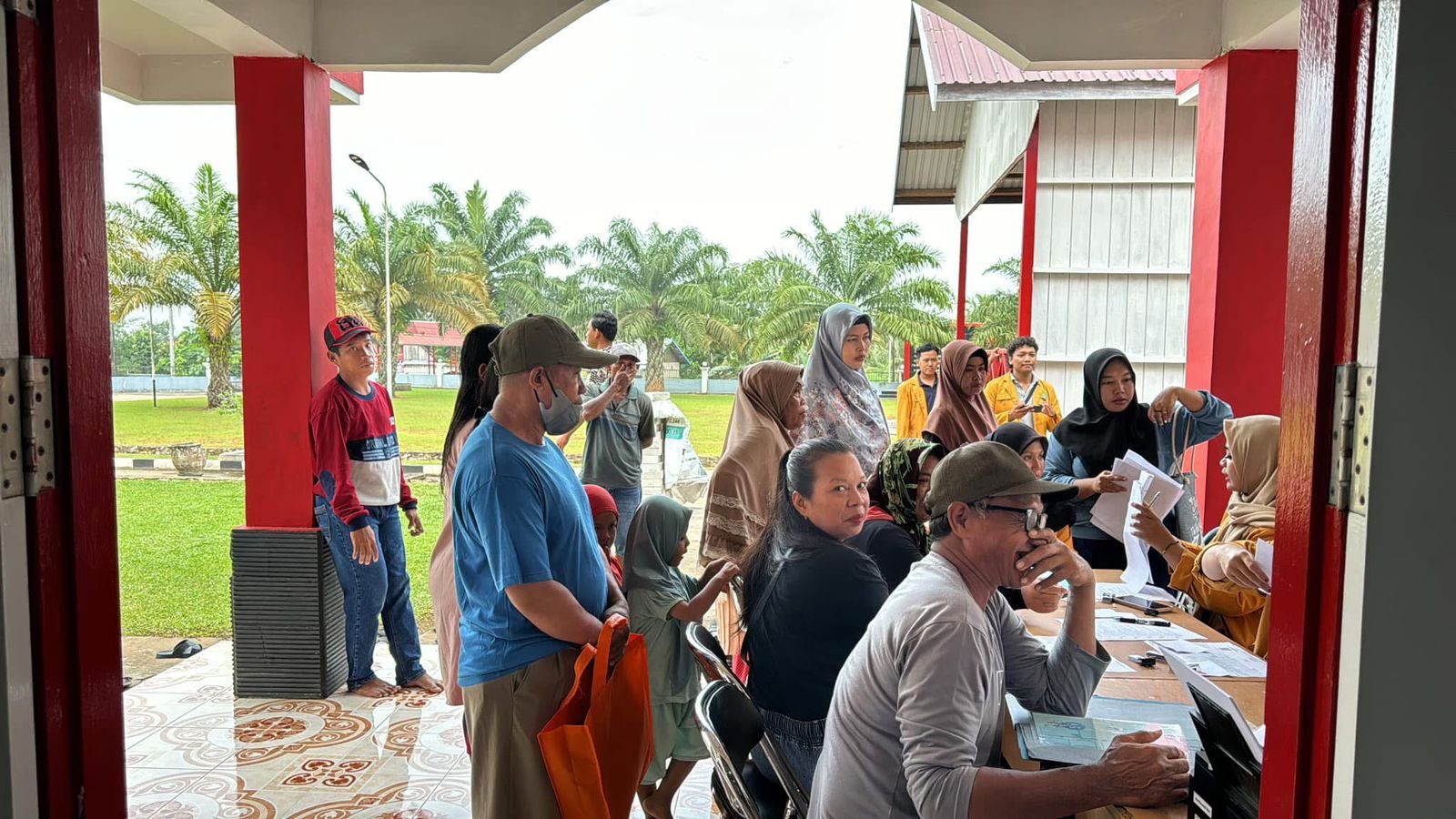 Disdukcapil Kukar Saat Memberikan Pelayanan Kepada Masyarakat. (Foto: Istimewa)